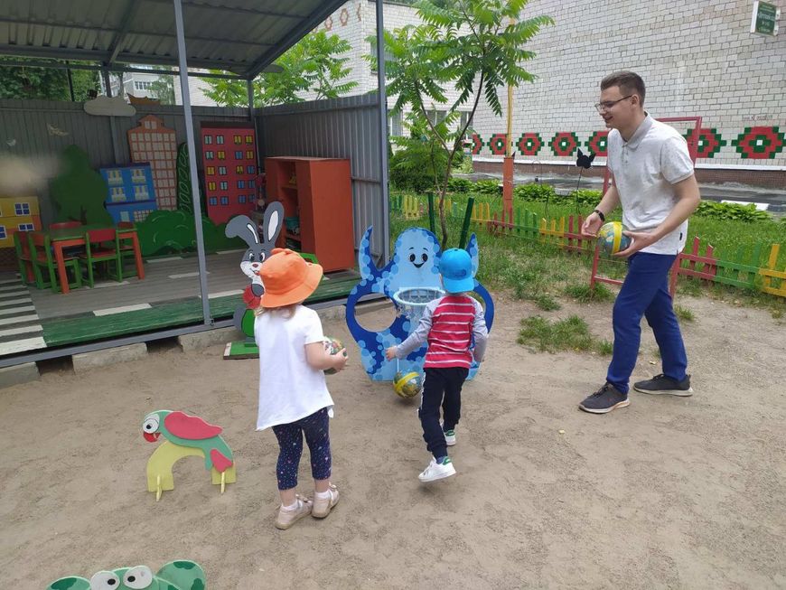 Правильная пропорция любви и строгости. Как в Беларуси парень-воспитатель находит подход к детворе