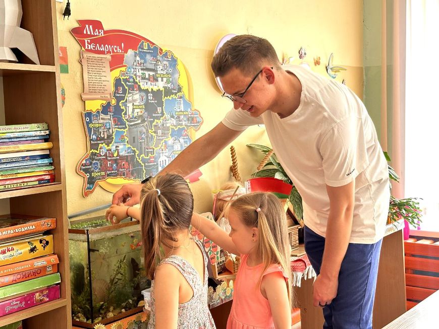 Правильная пропорция любви и строгости. Как в Беларуси парень-воспитатель находит подход к детворе