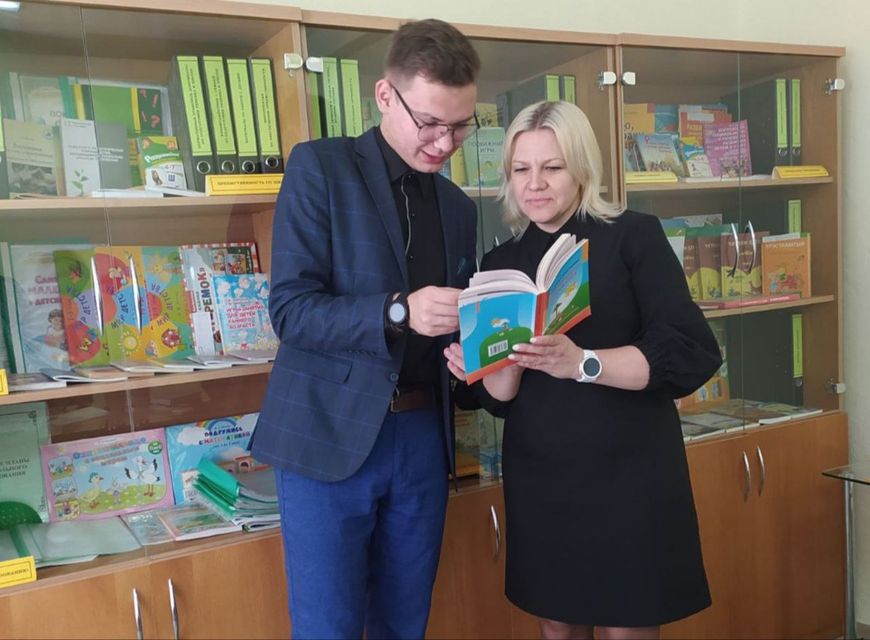 Правильная пропорция любви и строгости. Как в Беларуси парень-воспитатель находит подход к детворе