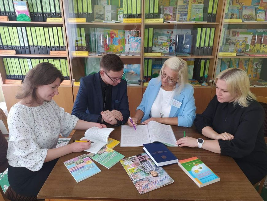 Правильная пропорция любви и строгости. Как в Беларуси парень-воспитатель находит подход к детворе