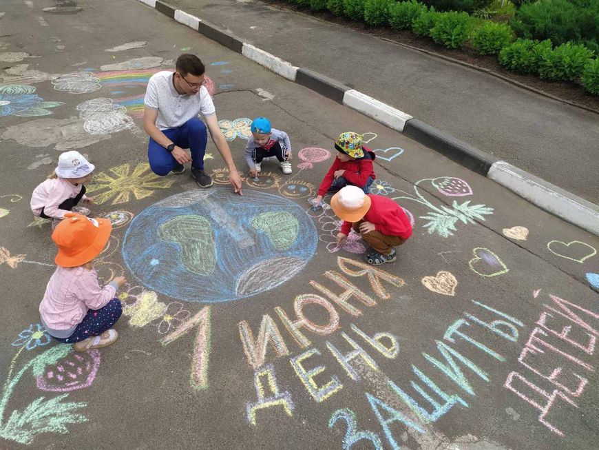 Правильная пропорция любви и строгости. Как в Беларуси парень-воспитатель находит подход к детворе