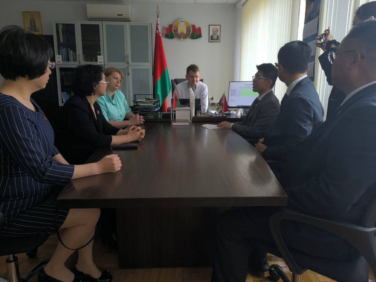 Китайский специалист дал мастер-класс по иглоукалыванию в ЦГБ Бреста