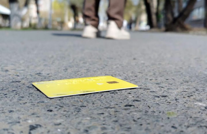 В Барановичах пенсионер нашел банковскую карту и за час потратил с нее все деньги