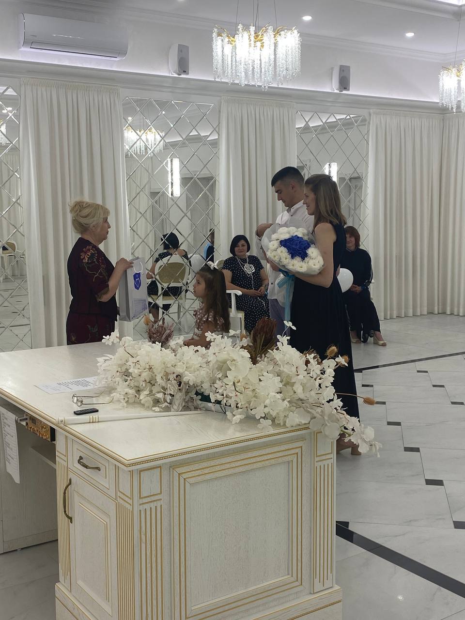 В Бресте в День защиты детей торжественно зарегистрировали рождение ребенка