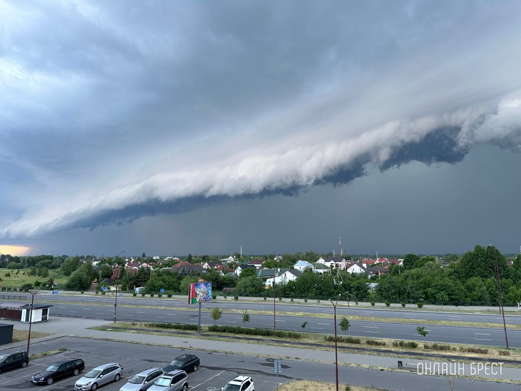 Так сегодня накрыло Брест! Красивая подборка фото и видео