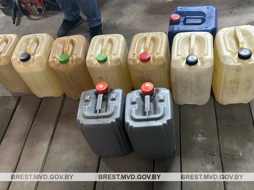 В Пинске двое водителей похитили более 390 литров горючего. Что им грозит?