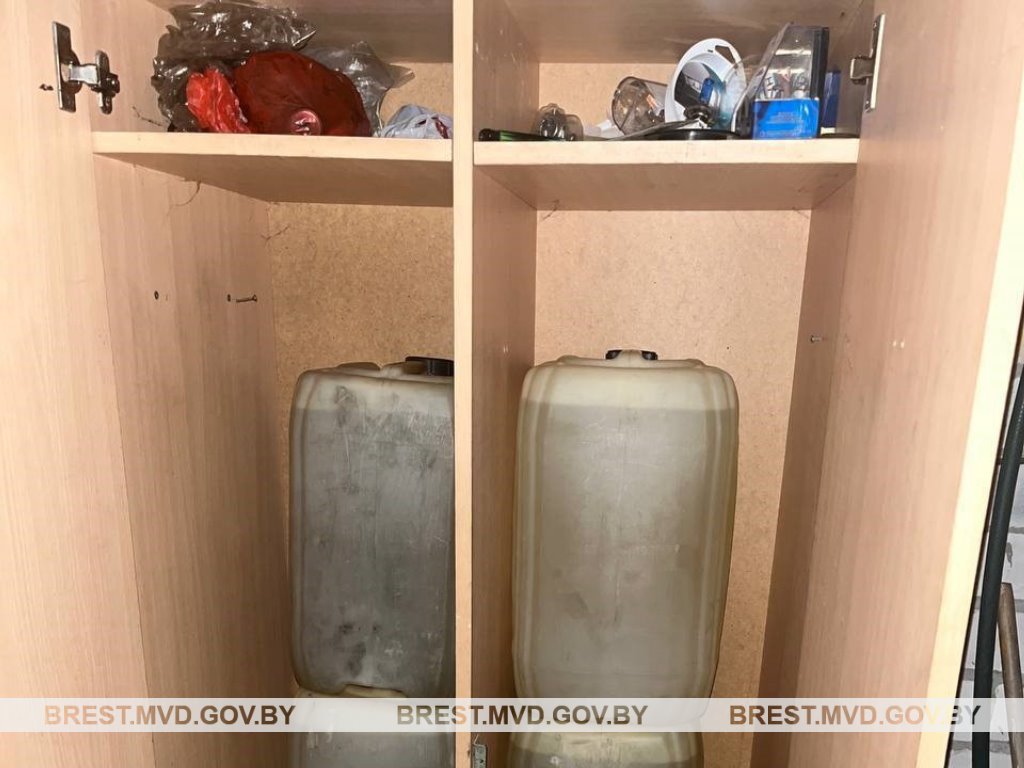 В Пинске двое водителей похитили более 390 литров горючего. Что им грозит?