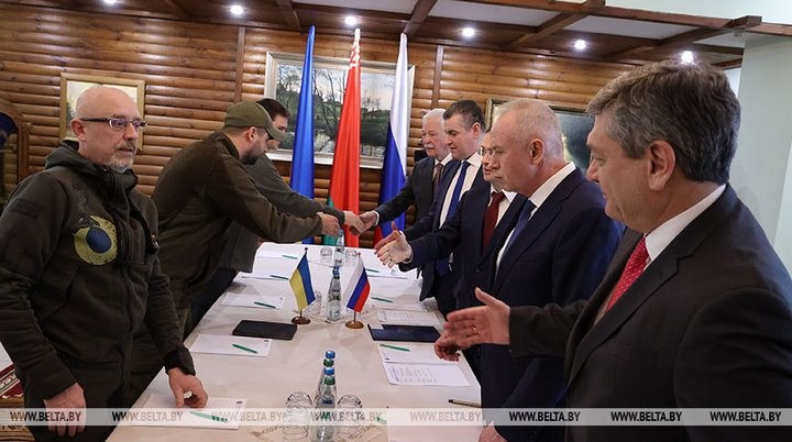 Переговорщики России и Украины пожали друг другу руки перед началом второго раунда