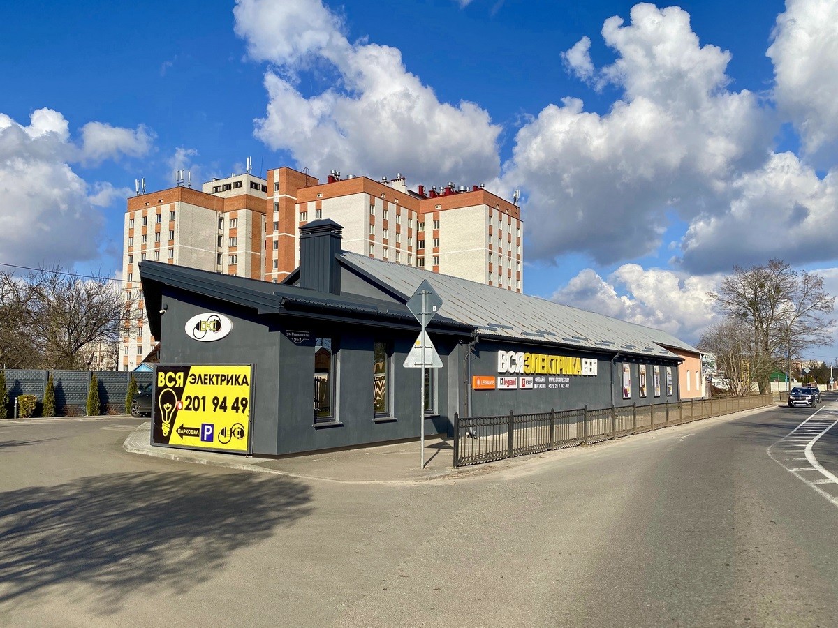 Мужской коллектив магазина «Вся электрика» приготовил оригинальное поздравление для своих прекрасных коллег