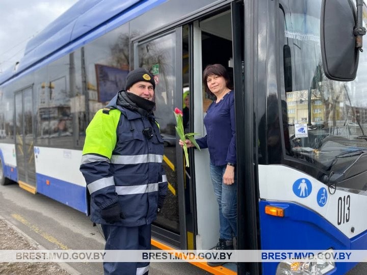 В Бресте инспекторы ГАИ останавливали автомобили с женщинами за рулем, чтобы подарить милым дамам тюльпаны