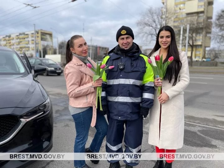 В Бресте инспекторы ГАИ останавливали автомобили с женщинами за рулем, чтобы подарить милым дамам тюльпаны