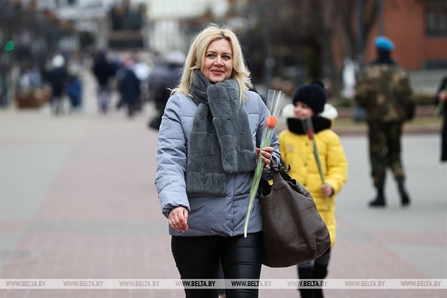 Брестские военнослужащие поздравили женщин с 8 Марта. Фоторепортаж