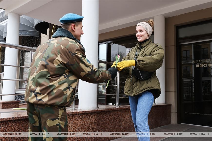 Брестские военнослужащие поздравили женщин с 8 Марта. Фоторепортаж