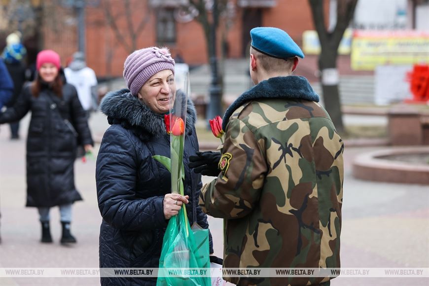 Брестские военнослужащие поздравили женщин с 8 Марта. Фоторепортаж