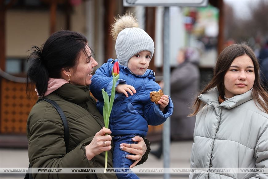 Брестские военнослужащие поздравили женщин с 8 Марта. Фоторепортаж