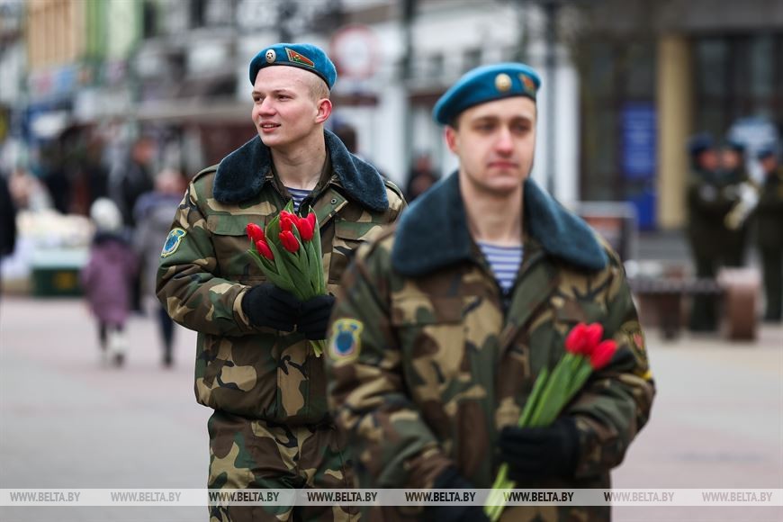 Брестские военнослужащие поздравили женщин с 8 Марта. Фоторепортаж