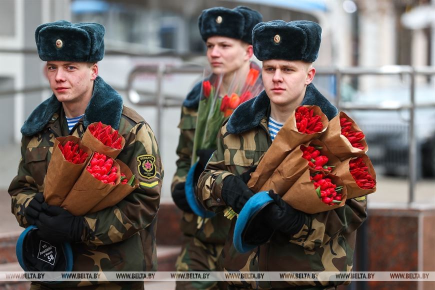 Брестские военнослужащие поздравили женщин с 8 Марта. Фоторепортаж
