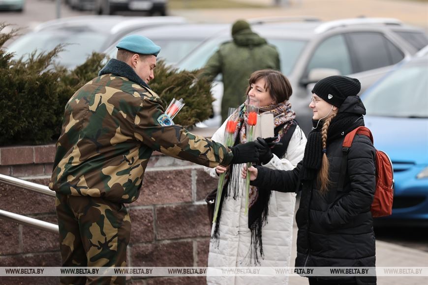Брестские военнослужащие поздравили женщин с 8 Марта. Фоторепортаж