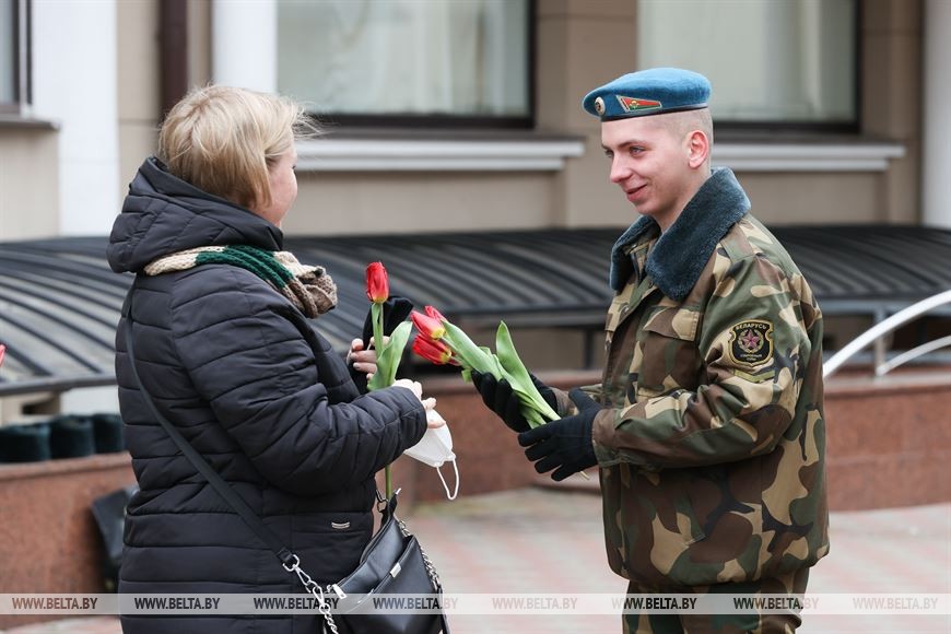 Брестские военнослужащие поздравили женщин с 8 Марта. Фоторепортаж