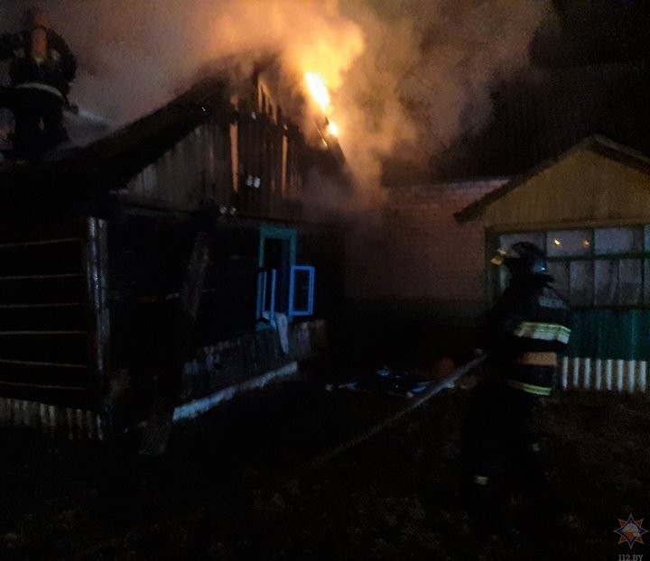 В Ивацевичском районе при пожаре дома спасли женщину