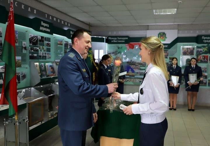 Сотрудники Брестской таможни поздравили своих прекрасных дам-коллег с наступающим 8 Марта