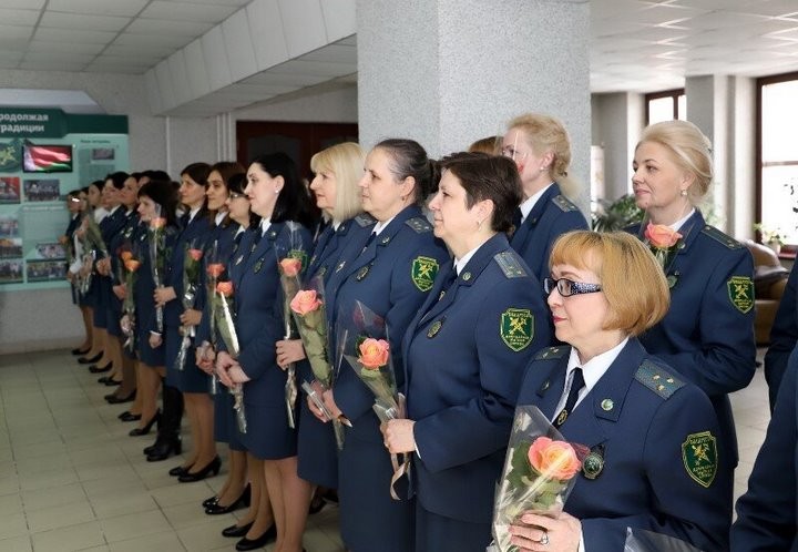 Сотрудники Брестской таможни поздравили своих прекрасных дам-коллег с наступающим 8 Марта