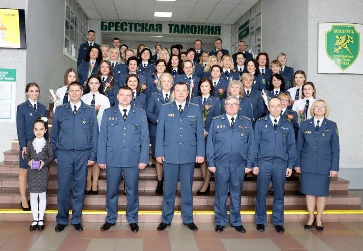 Сотрудники Брестской таможни поздравили своих прекрасных дам-коллег с наступающим 8 Марта