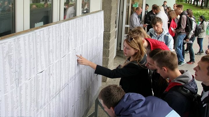 Минобр рассказал, когда можно узнать проходные баллы в вузы