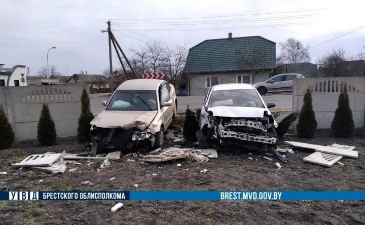 В Кобрине две легковушки снесли забор