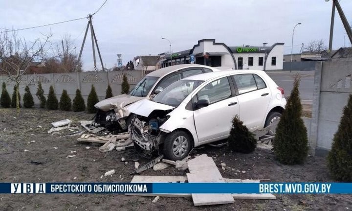 В Кобрине две легковушки снесли забор