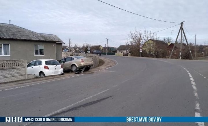 В Кобрине две легковушки снесли забор