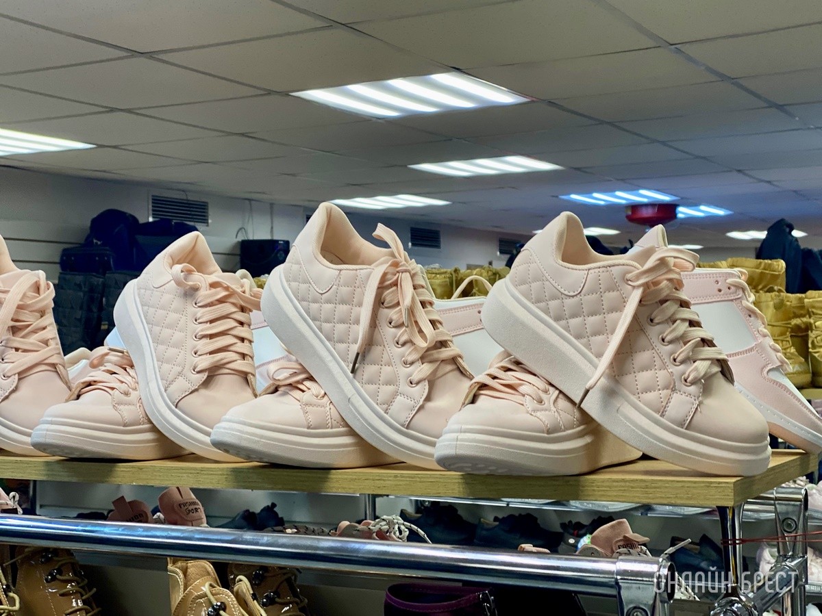 Брестчане, спешите за покупками! В большом магазине «МЕЧТА» новое поступление весенней одежды и обуви для всей семьи