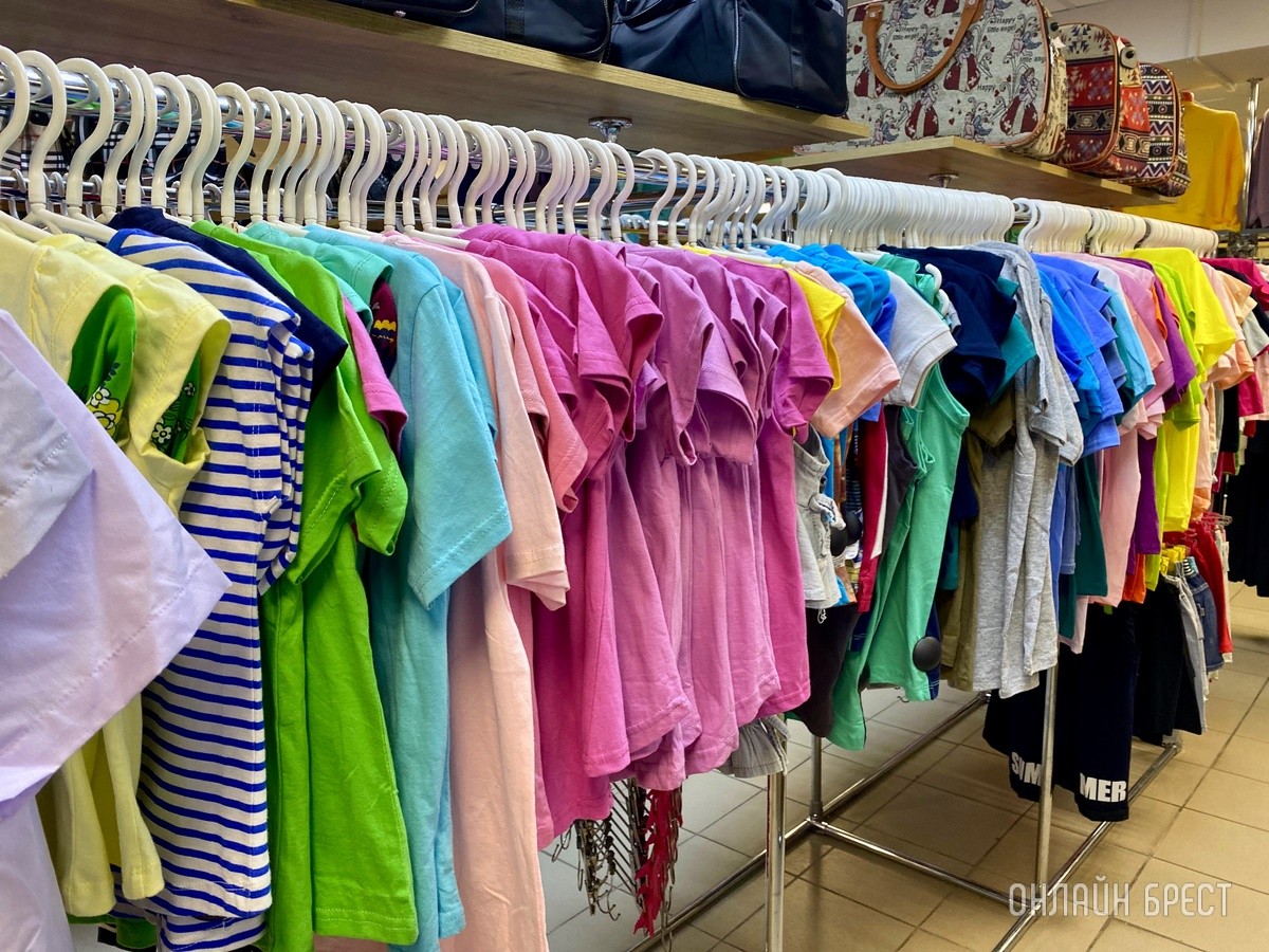 Брестчане, спешите за покупками! В большом магазине «МЕЧТА» новое поступление весенней одежды и обуви для всей семьи