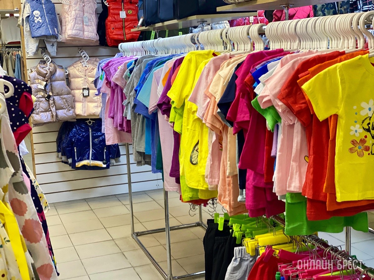 Брестчане, спешите за покупками! В большом магазине «МЕЧТА» новое поступление весенней одежды и обуви для всей семьи