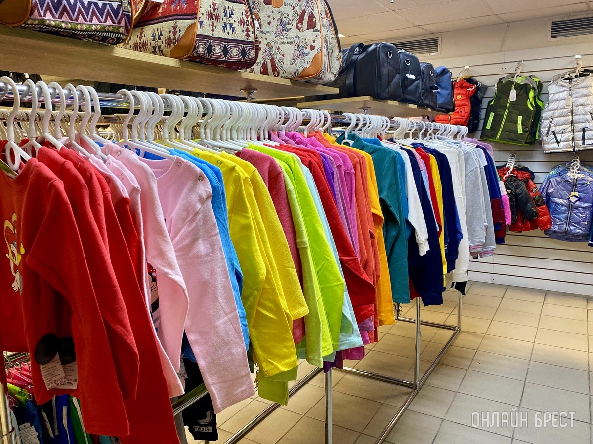 Брестчане, спешите за покупками! В большом магазине «МЕЧТА» новое поступление весенней одежды и обуви для всей семьи