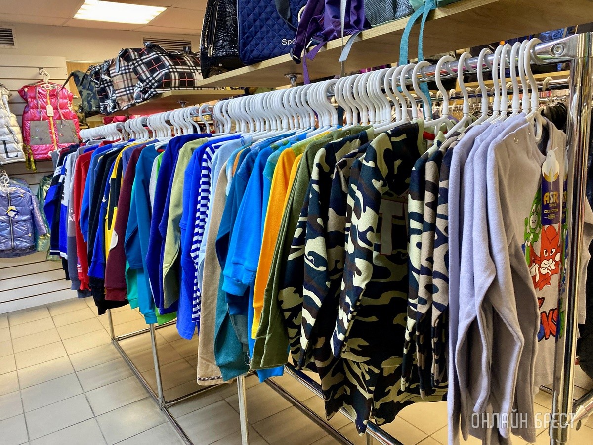 Брестчане, спешите за покупками! В большом магазине «МЕЧТА» новое поступление весенней одежды и обуви для всей семьи