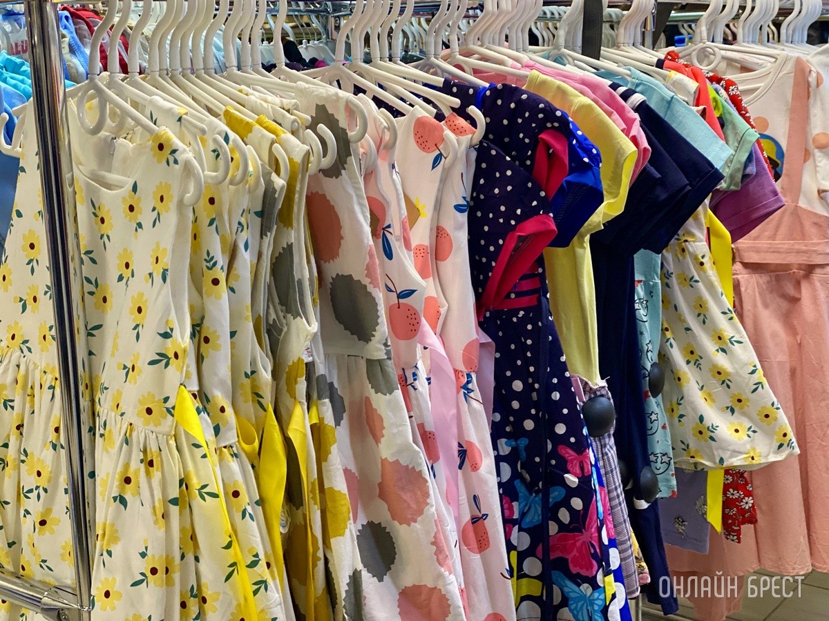 Брестчане, спешите за покупками! В большом магазине «МЕЧТА» новое поступление весенней одежды и обуви для всей семьи