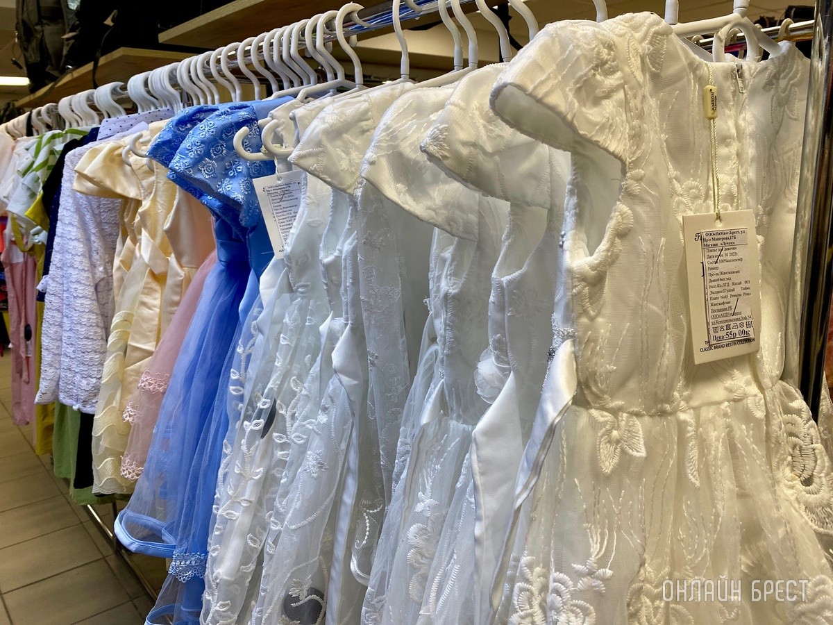 Брестчане, спешите за покупками! В большом магазине «МЕЧТА» новое поступление весенней одежды и обуви для всей семьи