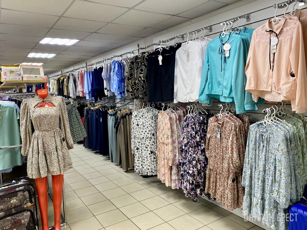 Брестчане, спешите за покупками! В большом магазине «МЕЧТА» новое поступление весенней одежды и обуви для всей семьи