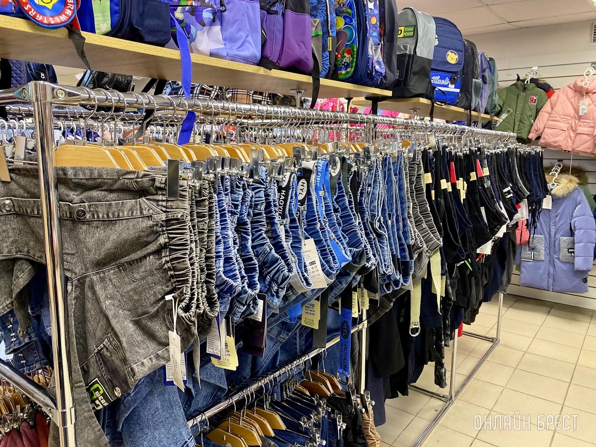 Брестчане, спешите за покупками! В большом магазине «МЕЧТА» новое поступление весенней одежды и обуви для всей семьи