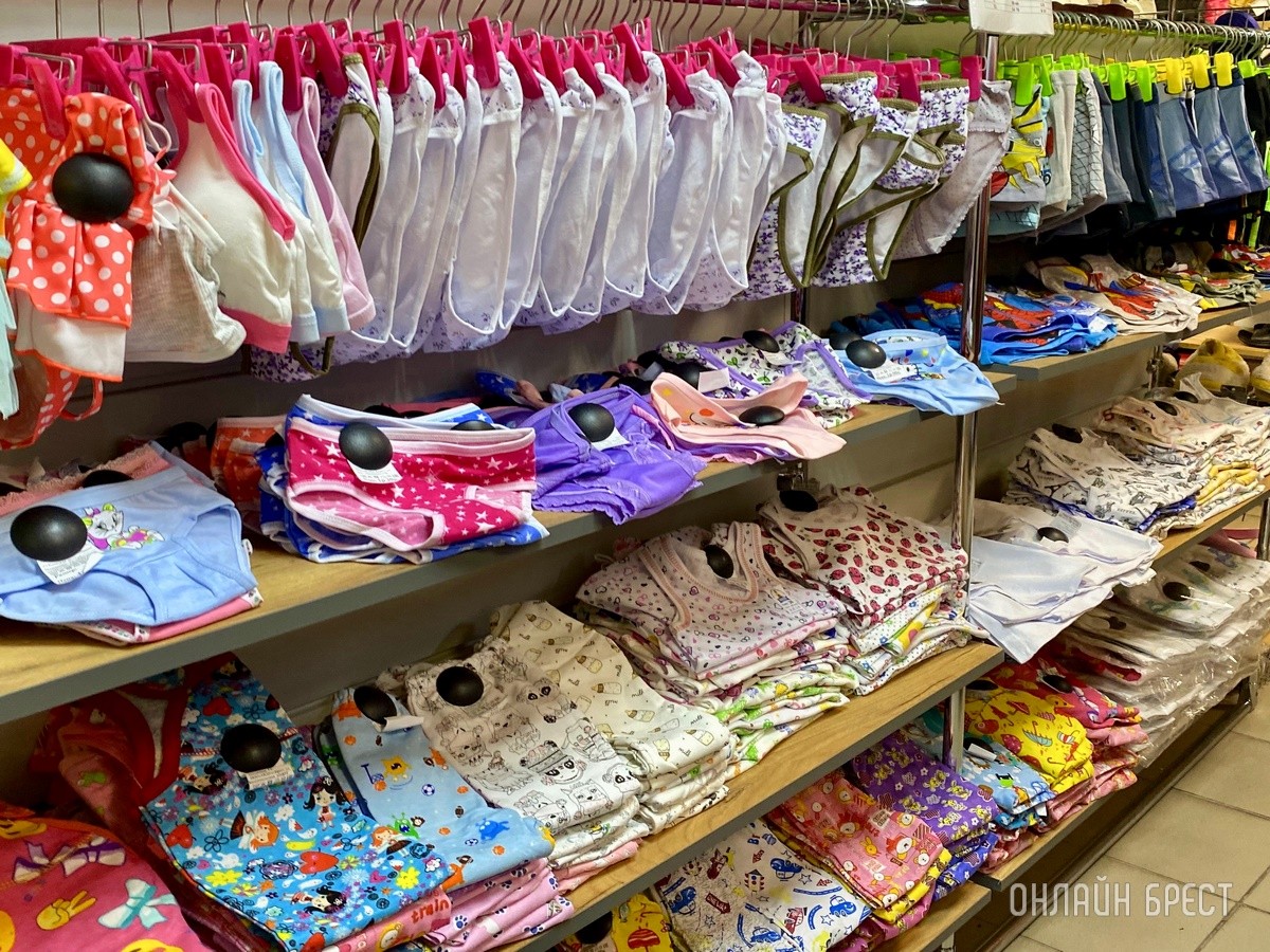 Брестчане, спешите за покупками! В большом магазине «МЕЧТА» новое поступление весенней одежды и обуви для всей семьи