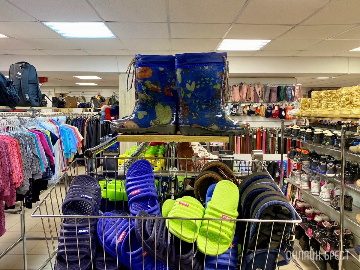 Брестчане, спешите за покупками! В большом магазине «МЕЧТА» новое поступление весенней одежды и обуви для всей семьи