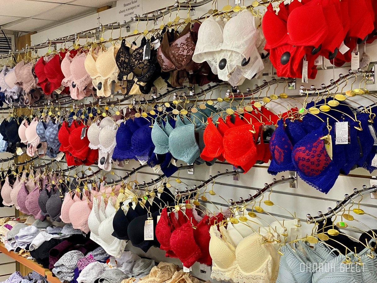 Брестчане, спешите за покупками! В большом магазине «МЕЧТА» новое поступление весенней одежды и обуви для всей семьи