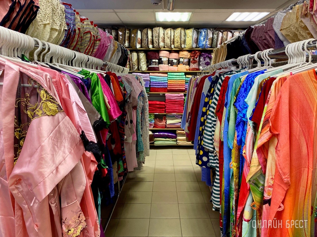 Брестчане, спешите за покупками! В большом магазине «МЕЧТА» новое поступление весенней одежды и обуви для всей семьи