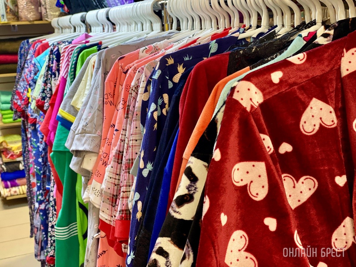 Брестчане, спешите за покупками! В большом магазине «МЕЧТА» новое поступление весенней одежды и обуви для всей семьи