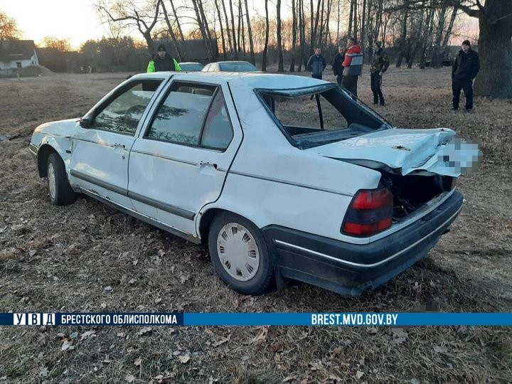 В Березовском районе опрокинулся Renault, пострадал пассажир