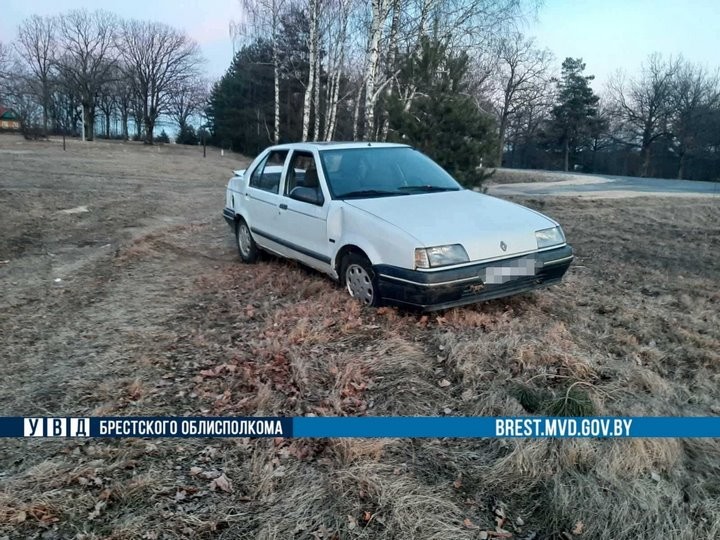 В Березовском районе опрокинулся Renault, пострадал пассажир