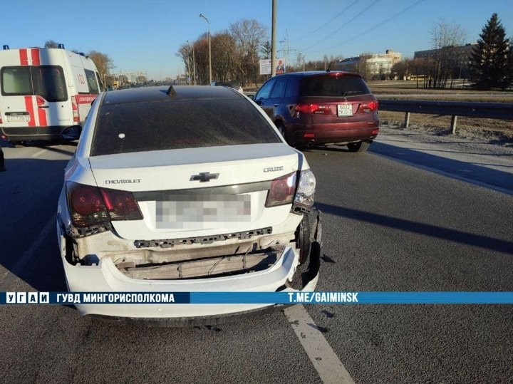 BMW влетел в Chevrolet после странных маневров на МКАД. Посмотрите видео