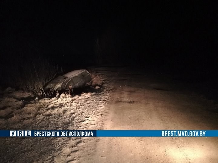 Житель Кобрина ночью на «Рено» съехал в мелиоративный канал