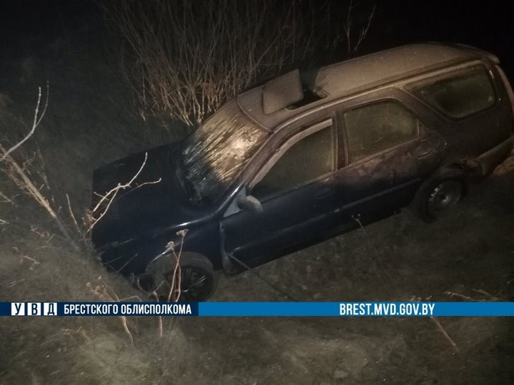 Житель Кобрина ночью на «Рено» съехал в мелиоративный канал
